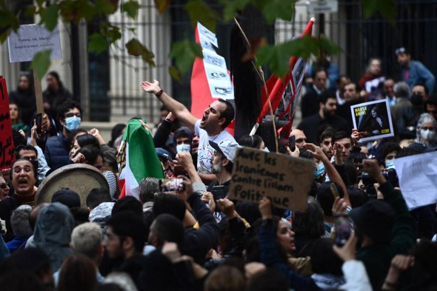 El domingo se llevaron a cabo mítines progubernamentales, y el evento principal tuvo lugar en la plaza Enghelab (Revolución) en el centro de Teherán, donde los manifestantes expresaron su apoyo a las leyes obligatorias sobre el velo. 