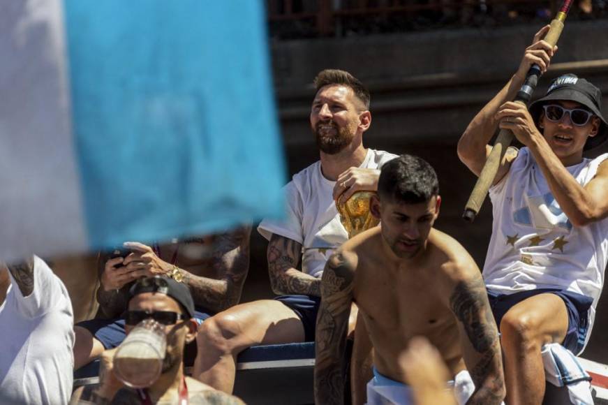 Los ejecutivos Lisandro Cleri, ferviente simpatizante de Boca Juniors, y Eduardo Hecker, seguidor de Independiente, coincidieron en que un billete con diseño de Messi despertaría el espíritu coleccionista de los argentinos.