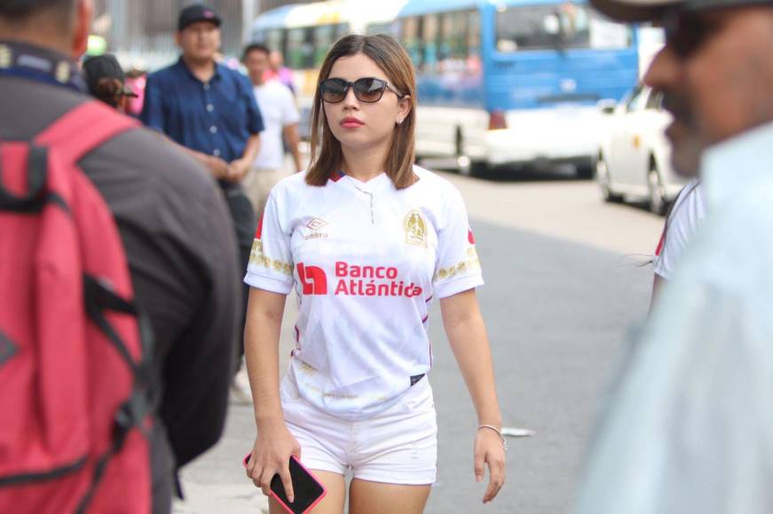 La belleza también está presente en el Estadio Nacional de Tegucigalpa desde muy temprano.