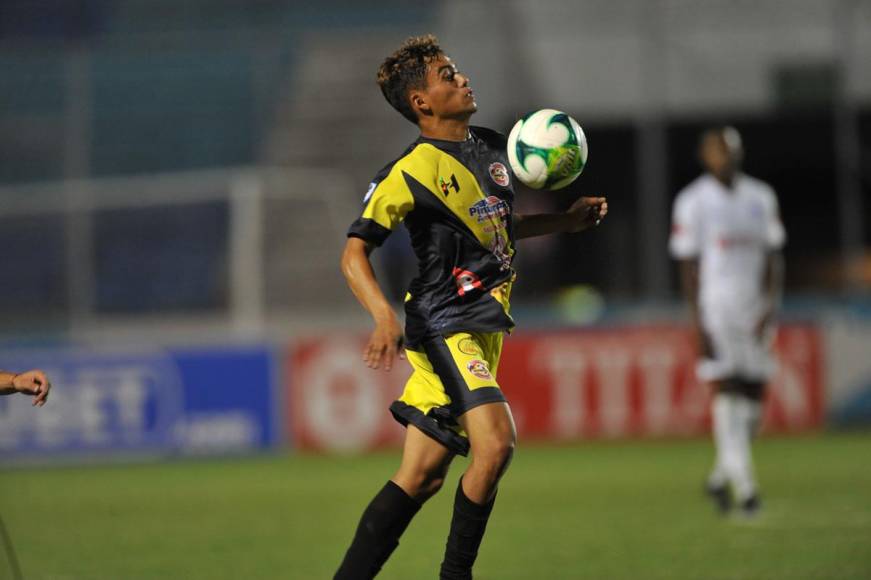 Fue una noche inolvidable para la familia Tilguath. Reynaldo Tilguath, entrenador del Génesis, hizo debutar a su hijo Caleb en la Primera División de Honduras entrando en el minuto 75 por Óscar González.