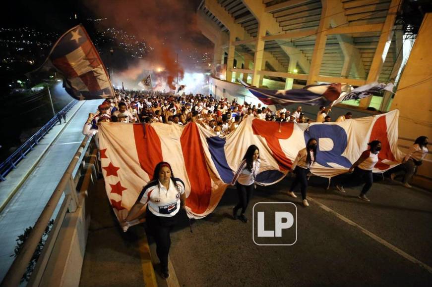 Gran show montó la barra del Olimpia en su llegada al estadio Nacional Chelato Uclés.