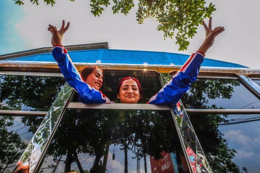 Desde tempranas horas, llegaron los buses con los hinchas para poder disfrutar del gran duelo.