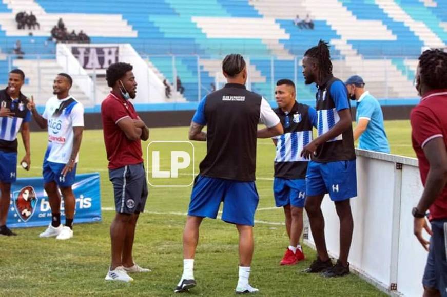 Cristopher Meléndez estuvo charlando con jugadores del Honduras Progreso antes del partido.