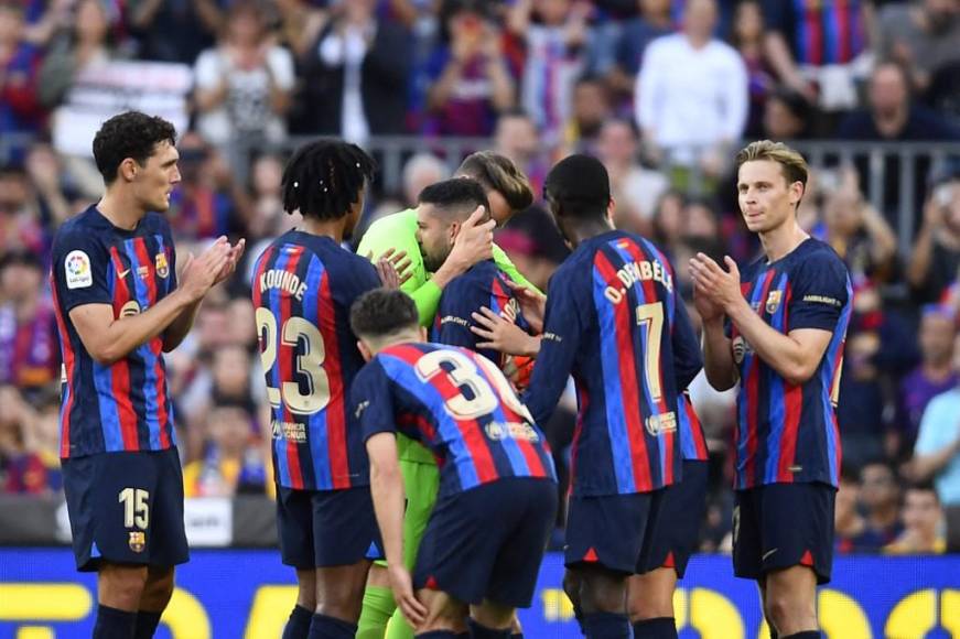 Un por uno los jugadores del Barcelona llegaron a darle un efusivo abrazo a Jordi Alba para despedirlo.