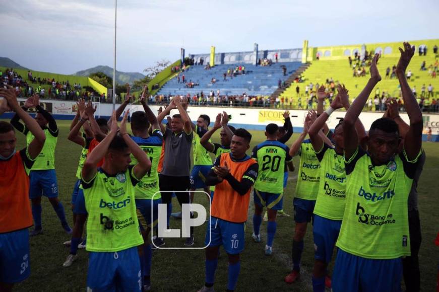 Los jugadores del Olancho FC agradecieron a sus aficionados el apoyo tras sumar la primera victoria como local.
