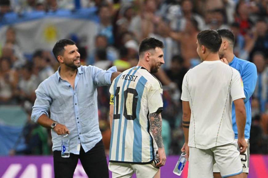 El exgoleador <i>Kun Agüero</i> es el mejor amigo de Messi y estuvo celebrando con los argentinos el pase a semifinales.
