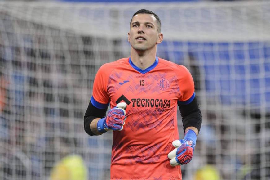 Todo parece indicar que David Soria del Getafe se convertiría en nuevo arquero del Real Madrid tras los rumores de la salida de Lunin. Los directivos del conjunto blanco se reunieron este viernes con el Getafe para cerrar su fichaje.