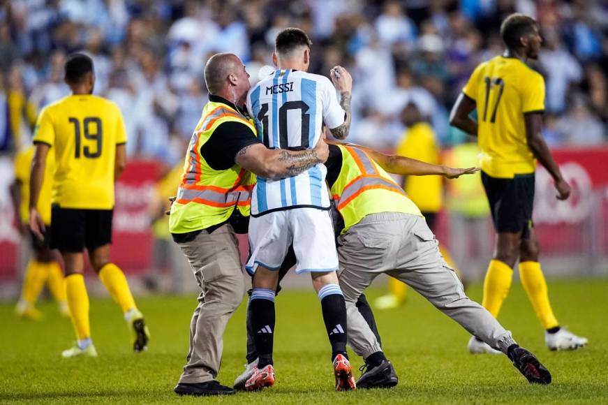 Los guardias de seguridad se fueron en busca del aficionado y casi derriban también a Messi. Tremendo susto se llevó Leo.
