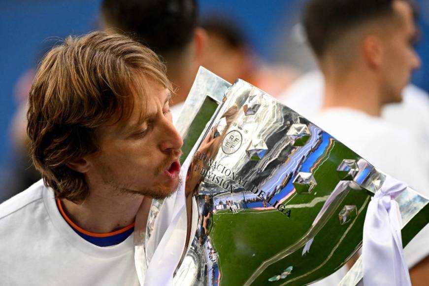 El crack croata Luka Modric le dio un beso a la Copa.
