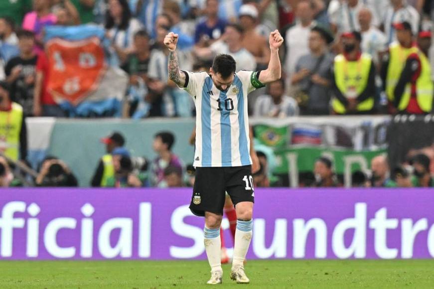 Con Argentina jugando al filo de la eliminación, Lionel <b>Messi</b> apareció para marcar el primer gol del triunfo del sábado 2-0 ante México en Qatar-2022.