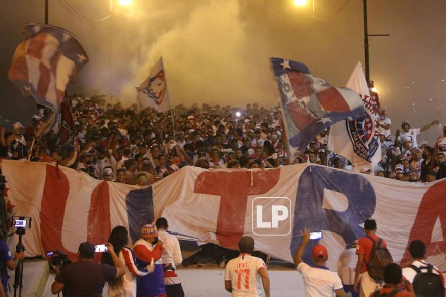 Gran show montó la barra del Olimpia en su llegada al estadio Nacional Chelato Uclés.