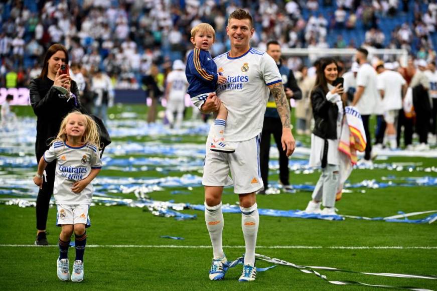 El volante alemán Toni Kroos festejó con su familia en un costado del césped del Santiago Bernabéu.