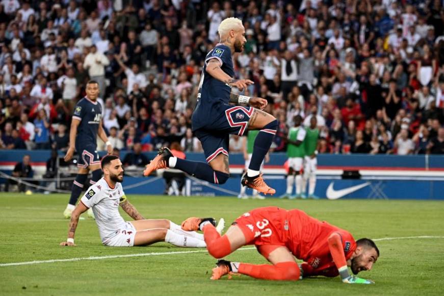 Neymar también se hizo presente en el marcador en la paliza de 5-0 del PSG ante el Metz.