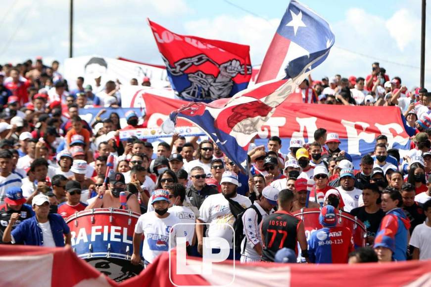 La Ultra Fiel, barra del Olimpia, montó un gran show en su llegada al estadio Nacional Chelato Uclés