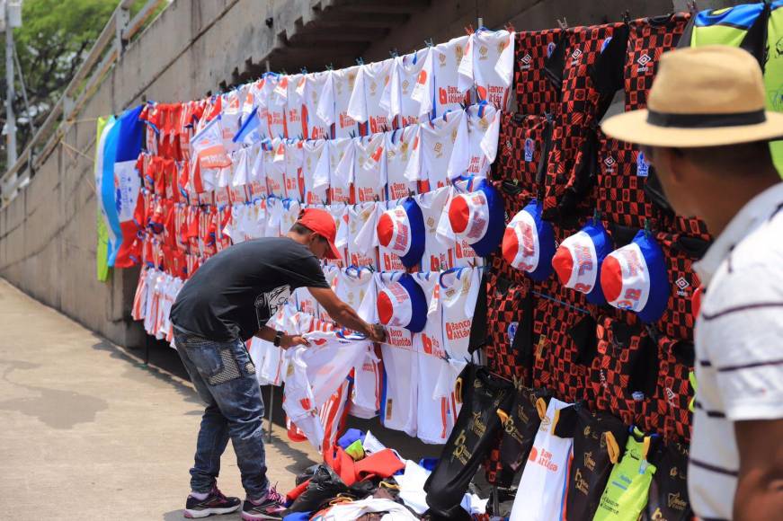 Los vendedores también están aprovechando la euforia del regreso del fútbol al coloso capitalino.