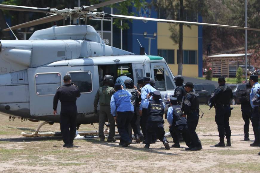 Fue trasladado en un helicóptero de las Fuerzas Armadas de Honduras. 