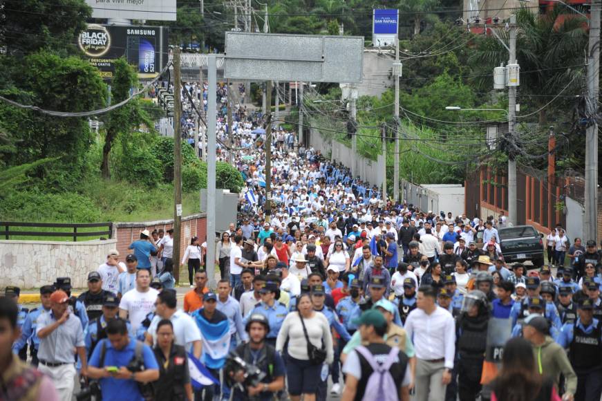 Miles de hondureños se suman a marcha del Bloque de Oposición Ciudadana