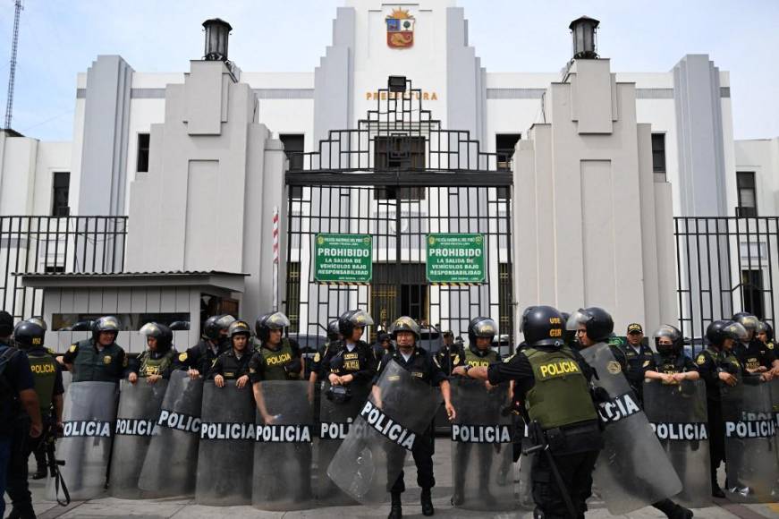 Miembros de la policía peruana hacen guardia afuera de la Prefectura de Lima, donde se encuentra el presidente de Perú, Pedro Castillo, en Lima, Perú.