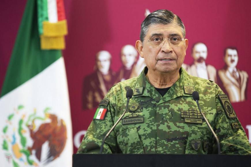 La operación para detener a <b>Guzmán</b>, de 32 años y reclamado por Estados Unidos, dejó 10 militares y 19 presuntos delincuentes muertos, informó este viernes el secretario de Defensa, Luis Cresencio Sandoval. 