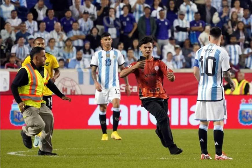 Este aficionado argentino, vestido con la camiseta del club Huracán de Las Heras, invadió el campo con celular en mano buscando una foto con Messi.