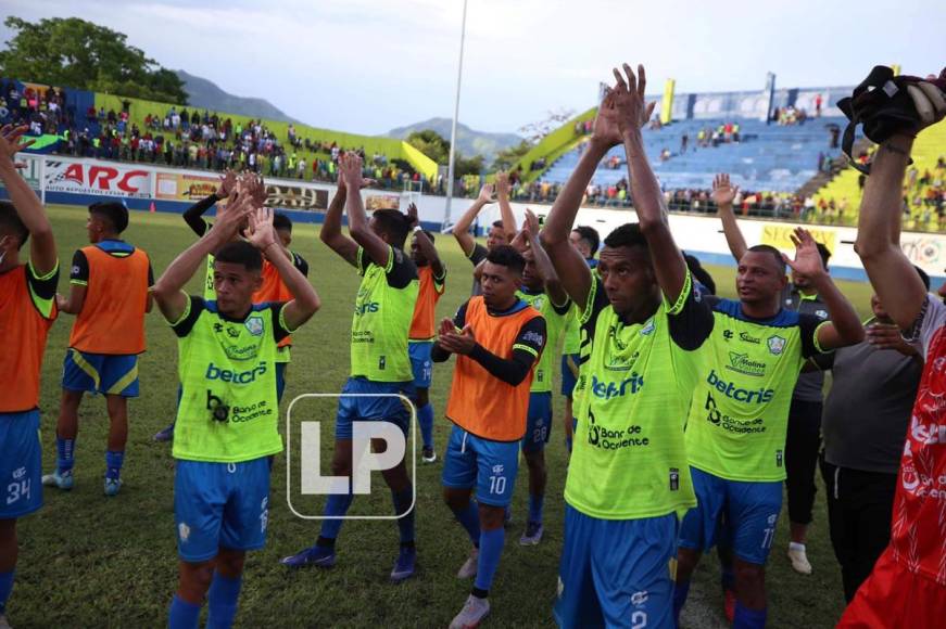 Los jugadores del Olancho FC agradecieron a sus aficionados el apoyo tras sumar la primera victoria como local.