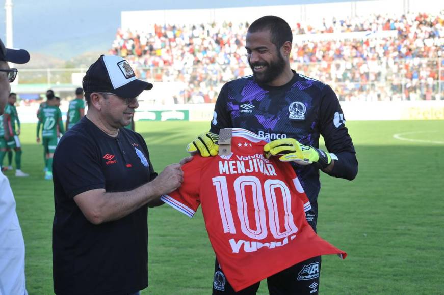 El portero Edrick Menjívar recibió una camiseta con el número 100, por los partidos en los que no ha recibido gol.