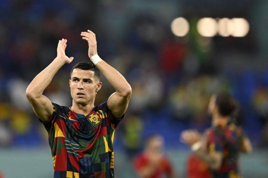 Cristiano Ronaldo saludó a los aficionados que lo corearon cuando realizó los ejercicios de calentamiento.