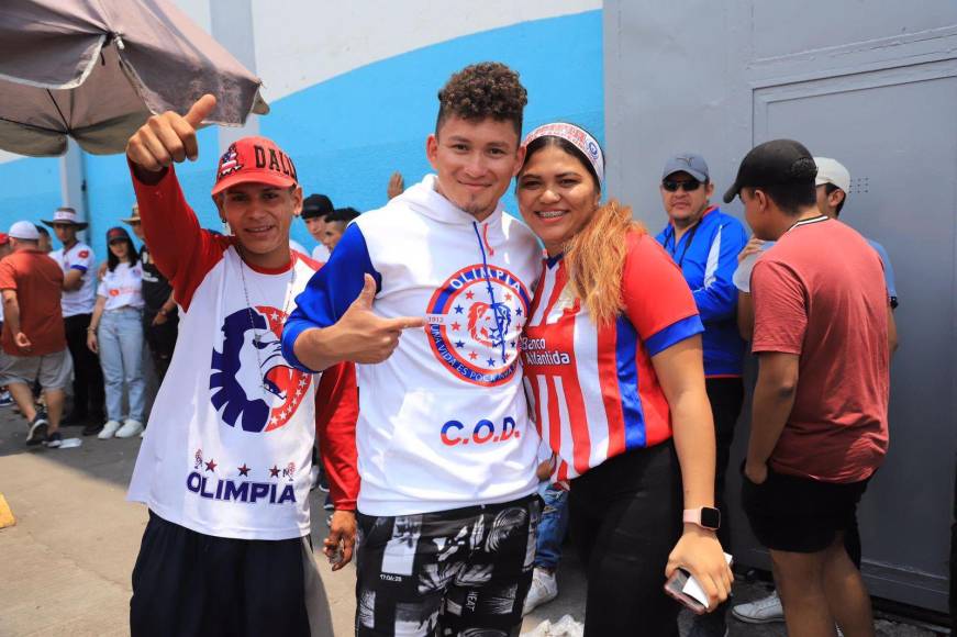 Los hinchas del Olimpia disfrutaron con toda la emoción la previa del gran duelo.