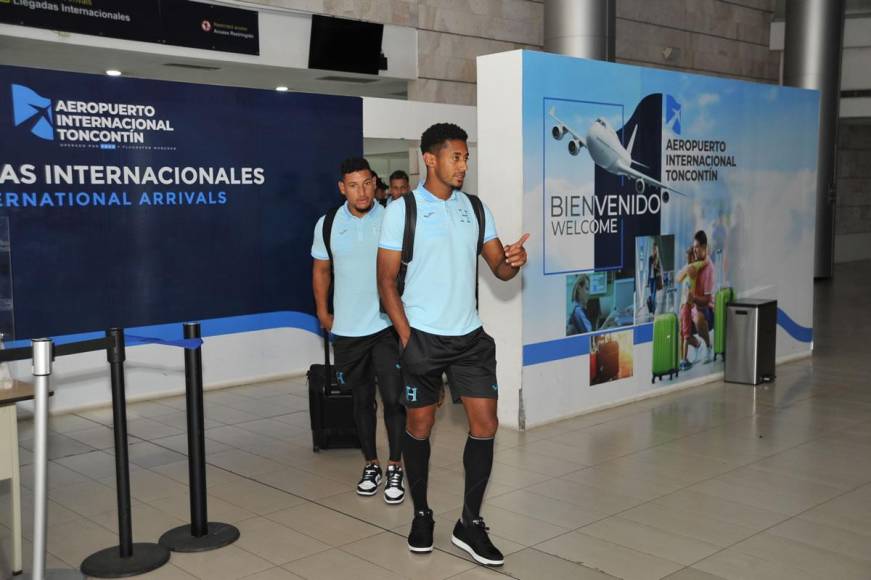 La expedición de la Selección de Honduras arribó este viernes a territorio hondureño tras dos horas de retraso desde República Dominicana.