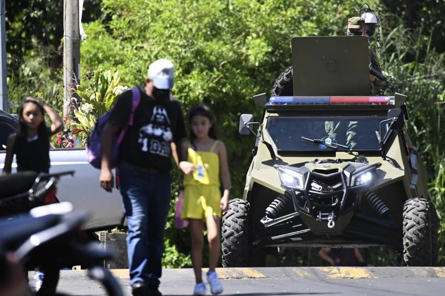 El régimen de excepción, que permite detenciones sin orden judicial, se instauró en respuesta a una escalada de la violencia que se cobró la vida de 87 personas del 25 al 27 de marzo.