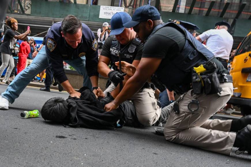 “La gente sangraba por la cabeza, por la cara... estaban sufriendo”, dijo el jefe de la policía de Nueva York, Jeffrey Maddrey, en una rueda de prensa.