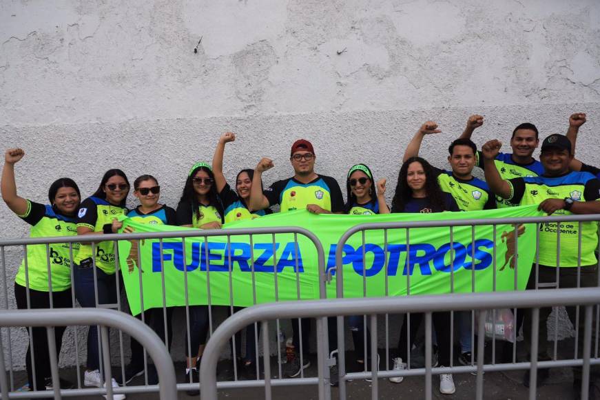 Aficionados del Olancho FC en su llegada al Estadio Nacional Chelato Uclés.