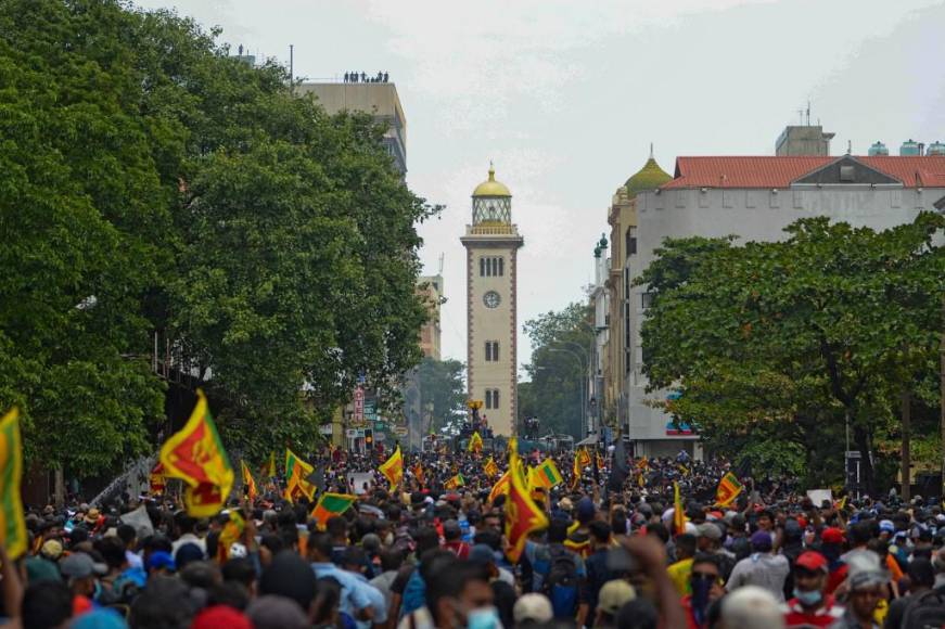 El suceso tuvo lugar horas después de que miles de manifestantes irrumpieran en las residencias oficiales del presidente de Sri Lanka, Gotabaya Rajapaksa, y el primer ministro.