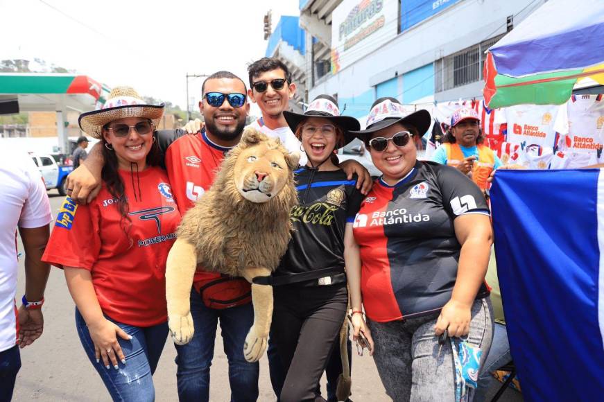 ¡Say Cheese! Así posaron estos hinchas olimpistas, con toda la alegría previo a la final.