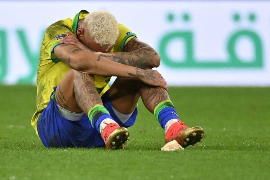El mazazo es un duro golpe para la generación de Neymar, que a los 30 años acumula un nuevo fracaso mundialista tras la paliza 7-1 contra Alemania en semis de Brasil-2014 y la caída 2-1 ante Bélgica en cuartos de Rusia.