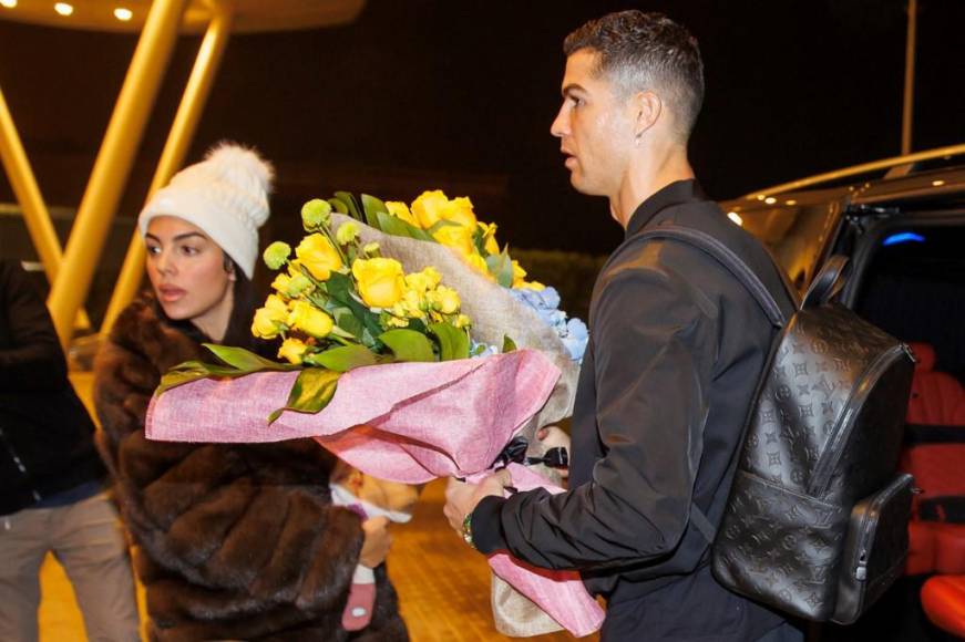 <b>Cristiano Ronaldo tomó sus maletas y junto a su familia partió desde Inglaterra al medio oriente. Hoy CR7 y sus familiares tienen un nuevo estilo de vida en Arabia Saudita.</b>