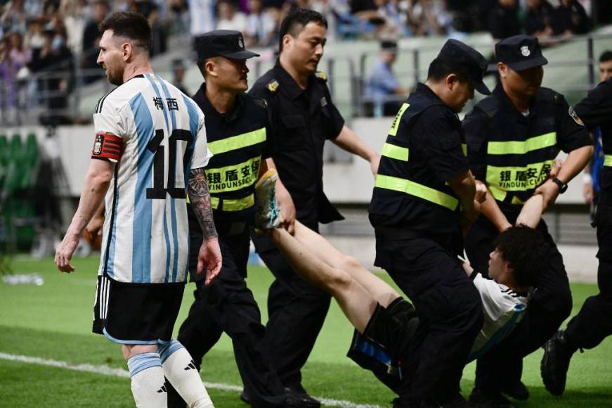 Los elementos de seguridad retiraron al aficionado que intentó abrazar a Lionel Messi.