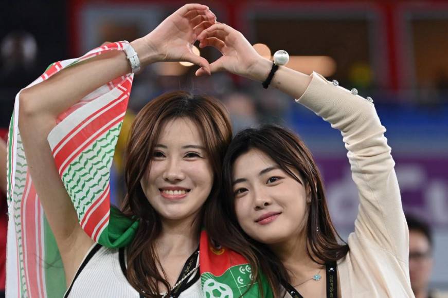 Las bellas chicas no podían faltar y este día no fue la excepción en el debut de Cristiano Ronaldo en el Mundial. Estas dos asiáticas cautivaron en las graderías. 