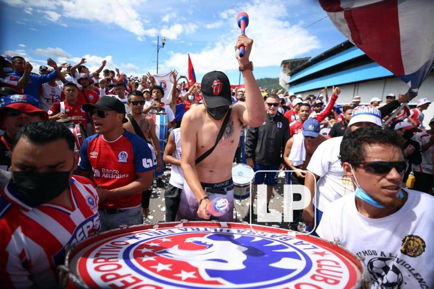 Con tambores alentaron los aficionados del Olimpia a su equipo.