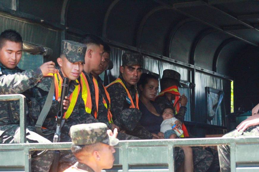 En El Progreso, Yoro, militares han evacuado a cientos de familias.