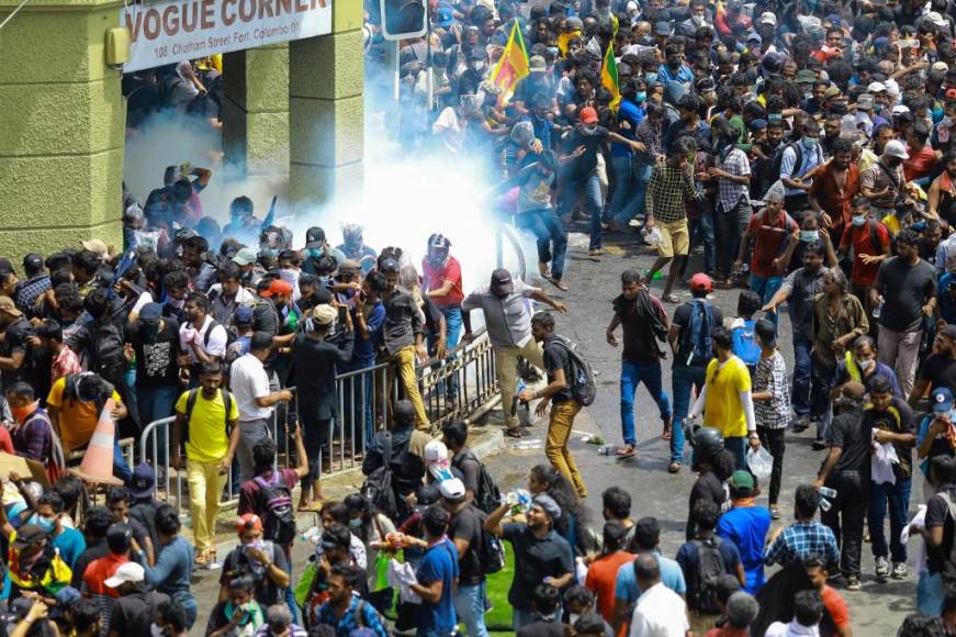  Cientos de manifestantes entraron este sábado por la mañana en la residencia oficial de Rajapaksa tras romper el perímetro de seguridad, a pesar de que la Policía recurrió a gases lacrimógenos para impedir la intrusión, afirmó el diario esrilanqués Ada Derana.