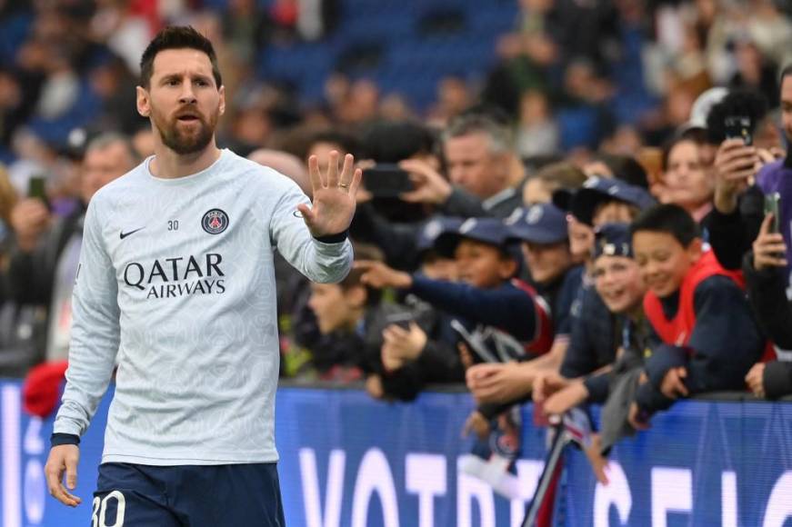 “Durante el anuncio de la composición del equipo por parte del locutor, parte del público silbaba el nombre de Lionel Messi. Su nombre seguía siendo bien recogido por el resto del estadio”, afirmó el diario francés Le Parisien .