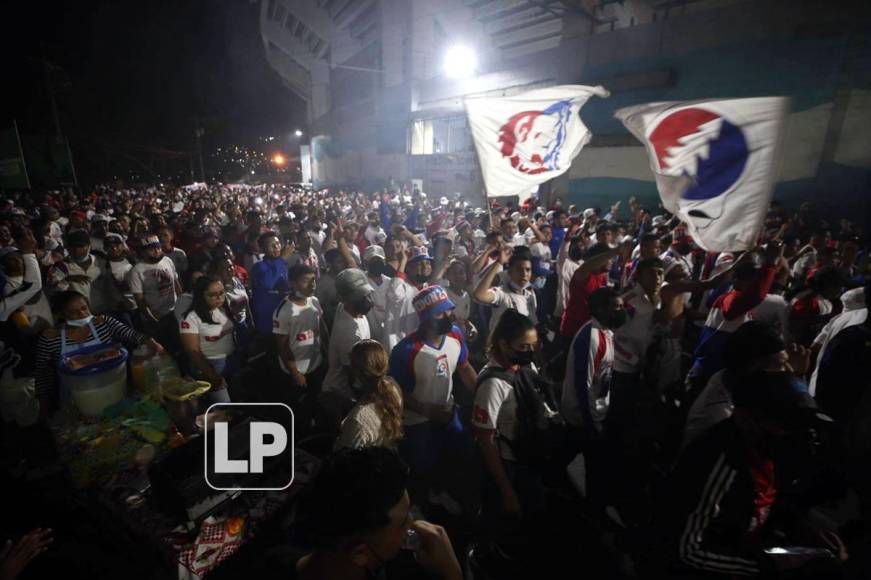 La Ultra Fiel puso el ambiente afuera del estadio Nacional Chelato Uclés.