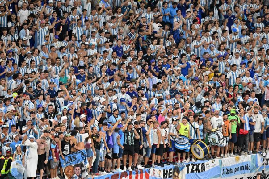 La afición argentina llegó en una gran cantidad al estadio para apoyar a La Albiceleste.
