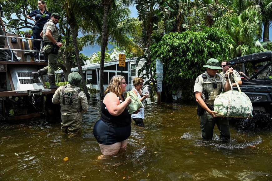 Las precipitaciones dejaron más de 635 mm de agua en 24 horas en esa ciudad de 180.000 habitantes al norte de Miami, según un informe preliminar del servicio meteorológico estadounidense. 