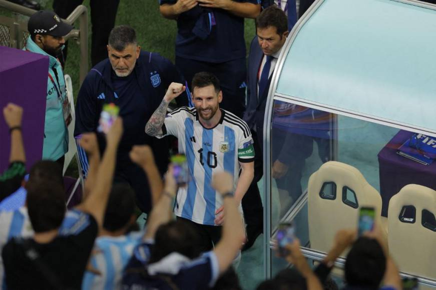 Messi se mostró emocionado y tuvo el gesto de saludar a los aficionados que lo corearon.