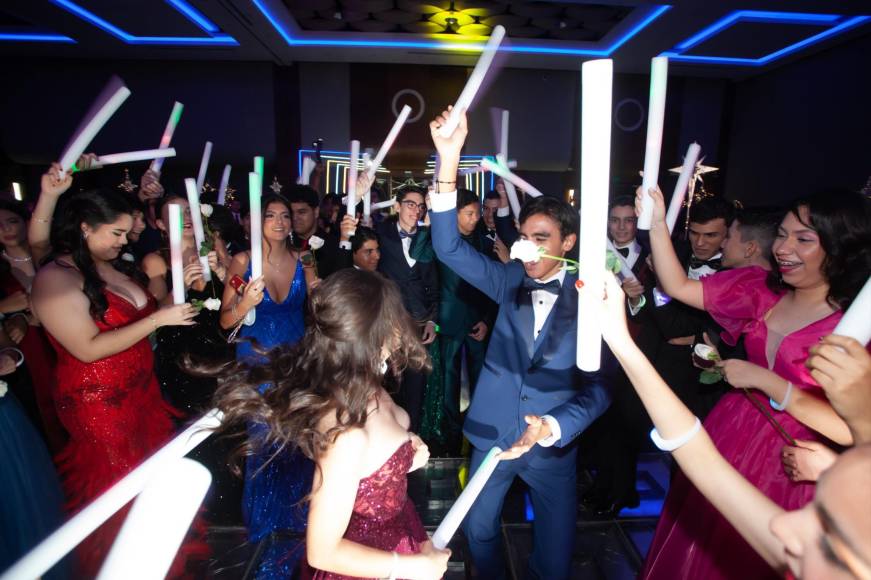 Los jovencitos bachilleres de la Santa María del Valle bailaron y gozaron de una velada que nunca olvidarán.