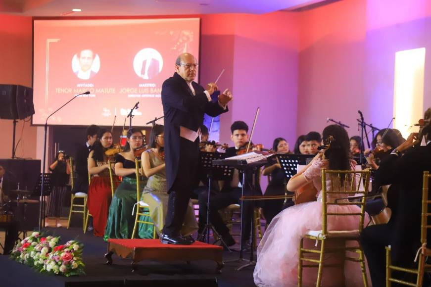 El maestro Jorge Luis Banegas fue el director musical de la orquesta.
