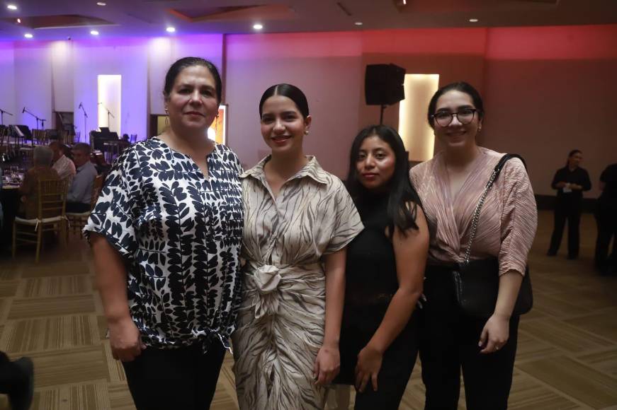 Lorena Yuja, Alicia Yuja, Dunia Pineda y Martha Yuja