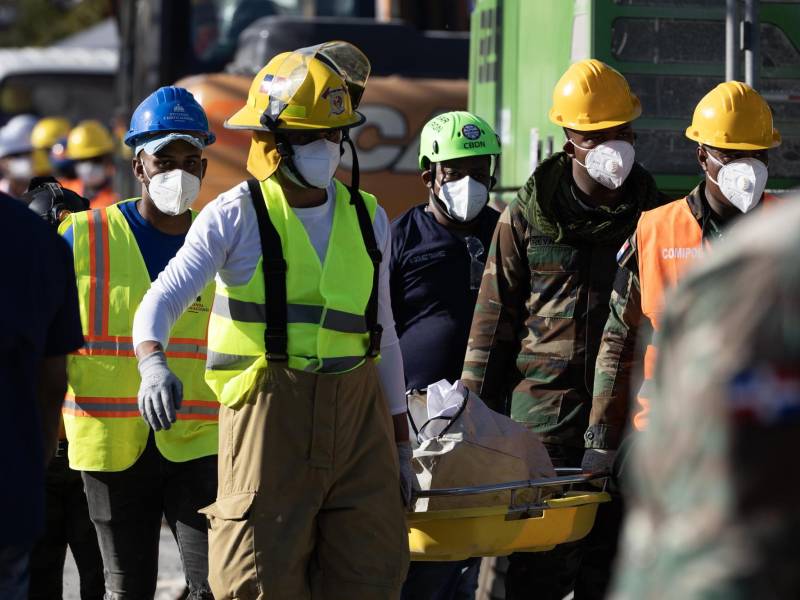 Rescatistas trasladan un cadáver del accidente en la discoteca Jet Set en Santo Domingo (República Dominicana).
